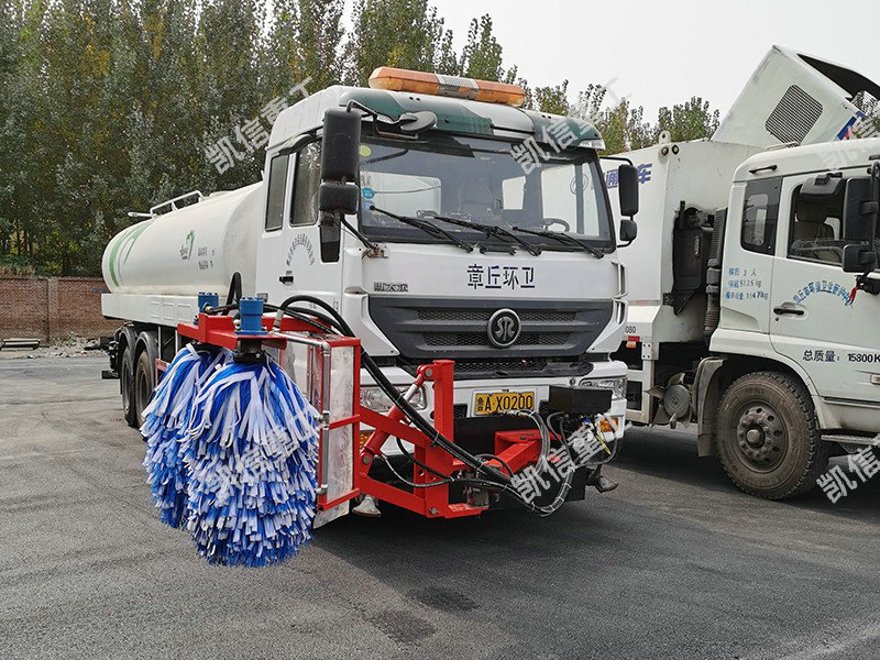 高速護(hù)欄清洗車