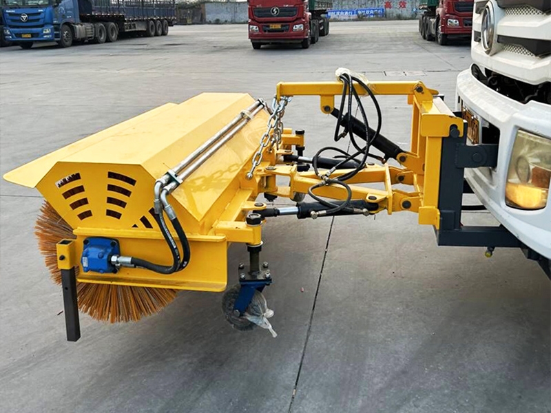 內(nèi)蒙古高速，上線凱信掃雪滾和推雪鏟，大大提高除雪效率